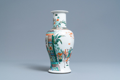 Un vase en porcelaine de Chine famille verte, 19&egrave;me