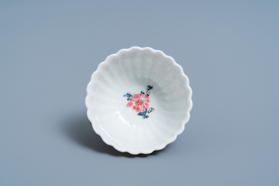 Une tasse et soucoupe de forme lob&eacute;e en porcelaine de Chine famille rose, Yongzheng