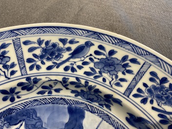 Un plat en porcelaine de Chine en bleu et blanc &agrave; d&eacute;cor de la chasse, Kangxi