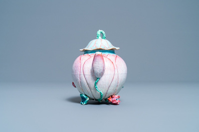 Une th&eacute;i&egrave;re couverte en porcelaine de Chine famille rose en forme de lotus, Yongzheng