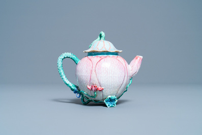 Une th&eacute;i&egrave;re couverte en porcelaine de Chine famille rose en forme de lotus, Yongzheng
