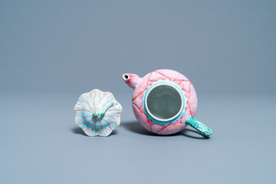 Une th&eacute;i&egrave;re couverte en porcelaine de Chine famille rose en forme de lotus, Yongzheng