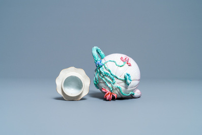 Une th&eacute;i&egrave;re couverte en porcelaine de Chine famille rose en forme de lotus, Yongzheng