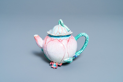 Une th&eacute;i&egrave;re couverte en porcelaine de Chine famille rose en forme de lotus, Yongzheng