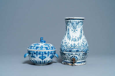 Vijf stukken blauw-wit Delfts en Frans aardewerk, 18/19e eeuw