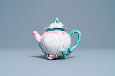Une th&eacute;i&egrave;re couverte en porcelaine de Chine famille rose en forme de lotus, Yongzheng
