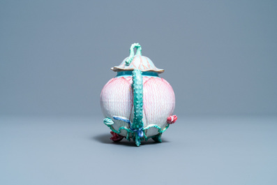 Une th&eacute;i&egrave;re couverte en porcelaine de Chine famille rose en forme de lotus, Yongzheng