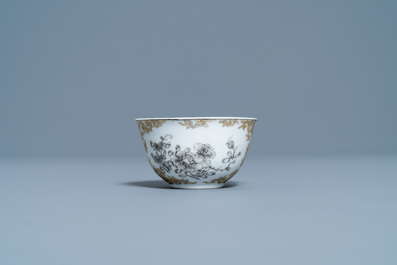 Une tasse et soucoupe en porcelaine de Chine grisaille et dor&eacute;, Qianlong