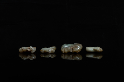 Quatre pi&egrave;ces en jade c&eacute;ladon et rouille sculpt&eacute; figurant des chevaux et des singes, Chine, 19&egrave;me