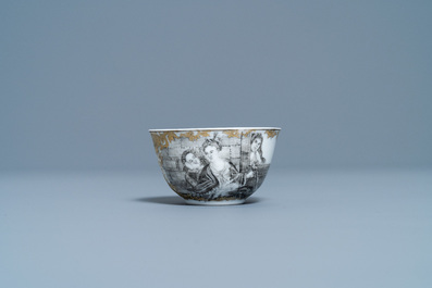 Une tasse et soucoupe en porcelaine de Chine grisaille et dor&eacute;, Qianlong