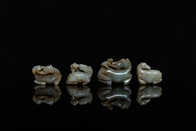 Quatre pi&egrave;ces en jade c&eacute;ladon et rouille sculpt&eacute; figurant des chevaux et des singes, Chine, 19&egrave;me