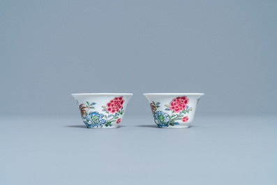 Une paire de tasses et soucoupes, une th&eacute;i&egrave;re d&eacute;cor&eacute;e aux Pays-Bas et une bo&icirc;te &agrave; th&eacute; en porcelaine de Chine, Kangxi/Qianlong