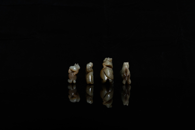 Quatre pi&egrave;ces en jade c&eacute;ladon et rouille sculpt&eacute; figurant des chevaux et des singes, Chine, 19&egrave;me