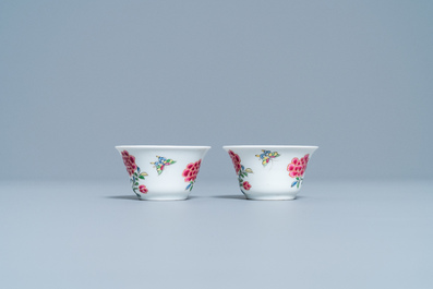 Une paire de tasses et soucoupes, une th&eacute;i&egrave;re d&eacute;cor&eacute;e aux Pays-Bas et une bo&icirc;te &agrave; th&eacute; en porcelaine de Chine, Kangxi/Qianlong