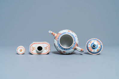 Une paire de tasses et soucoupes, une th&eacute;i&egrave;re d&eacute;cor&eacute;e aux Pays-Bas et une bo&icirc;te &agrave; th&eacute; en porcelaine de Chine, Kangxi/Qianlong