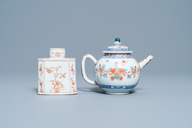 Une paire de tasses et soucoupes, une th&eacute;i&egrave;re d&eacute;cor&eacute;e aux Pays-Bas et une bo&icirc;te &agrave; th&eacute; en porcelaine de Chine, Kangxi/Qianlong