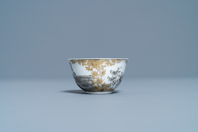 Une tasse et soucoupe en porcelaine de Chine grisaille et dor&eacute;, Qianlong