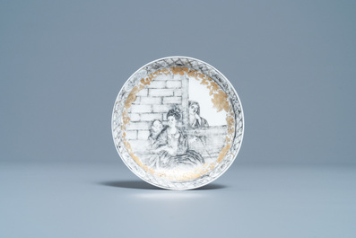 Une tasse et soucoupe en porcelaine de Chine grisaille et dor&eacute;, Qianlong