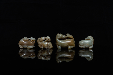 Quatre pi&egrave;ces en jade c&eacute;ladon et rouille sculpt&eacute; figurant des chevaux et des singes, Chine, 19&egrave;me