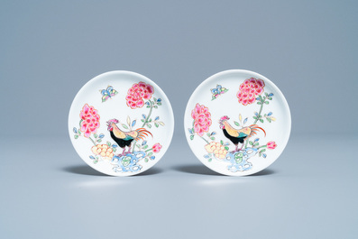 Une paire de tasses et soucoupes, une th&eacute;i&egrave;re d&eacute;cor&eacute;e aux Pays-Bas et une bo&icirc;te &agrave; th&eacute; en porcelaine de Chine, Kangxi/Qianlong