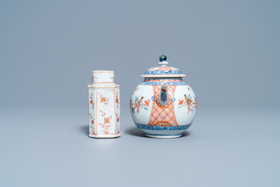 Une paire de tasses et soucoupes, une th&eacute;i&egrave;re d&eacute;cor&eacute;e aux Pays-Bas et une bo&icirc;te &agrave; th&eacute; en porcelaine de Chine, Kangxi/Qianlong