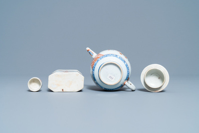 Une paire de tasses et soucoupes, une th&eacute;i&egrave;re d&eacute;cor&eacute;e aux Pays-Bas et une bo&icirc;te &agrave; th&eacute; en porcelaine de Chine, Kangxi/Qianlong