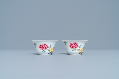 Une paire de tasses et soucoupes, une th&eacute;i&egrave;re d&eacute;cor&eacute;e aux Pays-Bas et une bo&icirc;te &agrave; th&eacute; en porcelaine de Chine, Kangxi/Qianlong