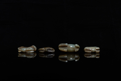 Quatre pi&egrave;ces en jade c&eacute;ladon et rouille sculpt&eacute; figurant des chevaux et des singes, Chine, 19&egrave;me