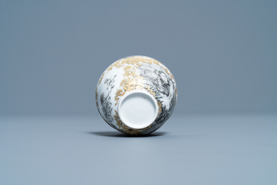 Une tasse et soucoupe en porcelaine de Chine grisaille et dor&eacute;, Qianlong