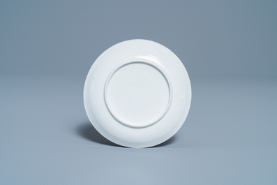 Une tasse et soucoupe en porcelaine de Chine grisaille et dor&eacute;, Qianlong