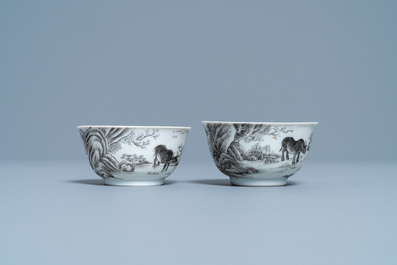 Une paire de tasses et soucoupes en porcelaine de Chine grisaille et dor&eacute; &agrave; d&eacute;cor de buffles, Yongzheng
