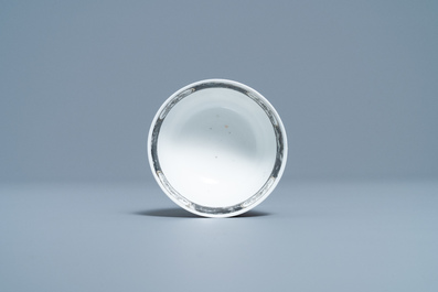 Une tasse et soucoupe en porcelaine de Chine grisaille et dor&eacute;, Qianlong