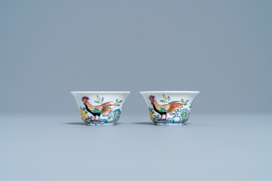 Une paire de tasses et soucoupes, une th&eacute;i&egrave;re d&eacute;cor&eacute;e aux Pays-Bas et une bo&icirc;te &agrave; th&eacute; en porcelaine de Chine, Kangxi/Qianlong