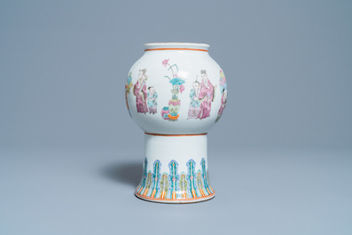 Een Chinese famille rose vaas, Daoguang merk, 19/20e eeuw