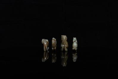 Quatre pi&egrave;ces en jade c&eacute;ladon et rouille sculpt&eacute; figurant des chevaux et des singes, Chine, 19&egrave;me