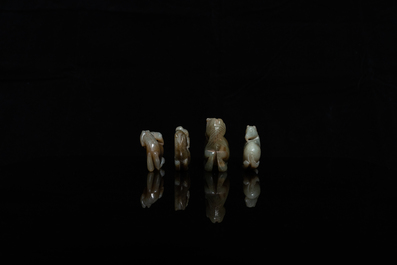 Quatre pi&egrave;ces en jade c&eacute;ladon et rouille sculpt&eacute; figurant des chevaux et des singes, Chine, 19&egrave;me