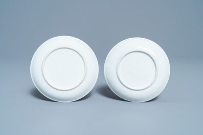 Une paire de tasses et soucoupes en porcelaine de Chine grisaille et dor&eacute; &agrave; d&eacute;cor de buffles, Yongzheng