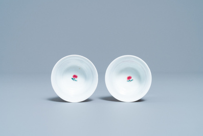 Une paire de tasses et soucoupes, une th&eacute;i&egrave;re d&eacute;cor&eacute;e aux Pays-Bas et une bo&icirc;te &agrave; th&eacute; en porcelaine de Chine, Kangxi/Qianlong