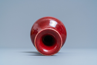 Un vase de forme bouteille en porcelaine de Chine sang de boeuf monochrome, 19&egrave;me
