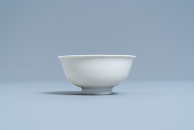 Een Chinese monochrome wit-geglazuurde kom met anhua drakendecor, Yongzheng merk en periode