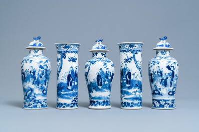 Een Chinees vijfdelig blauw-wit kaststel, Kangxi merk, 19e eeuw