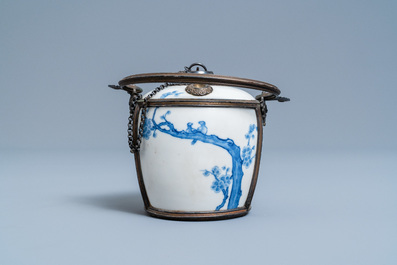 Une pipe &agrave; eau en porcelaine de Chine 'Bleu de Hue' pour le Vietnam, 19&egrave;me