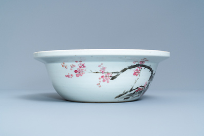 A large Chinese qianjiang cai bowl with a scholar and her student, 19/20th C.