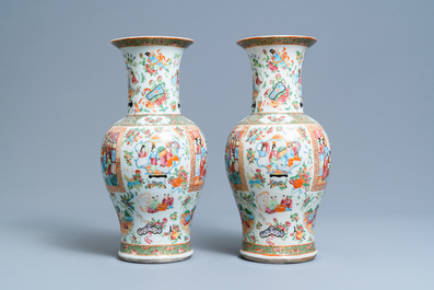 Een paar Chinese Canton famille rose vazen, 19e eeuw
