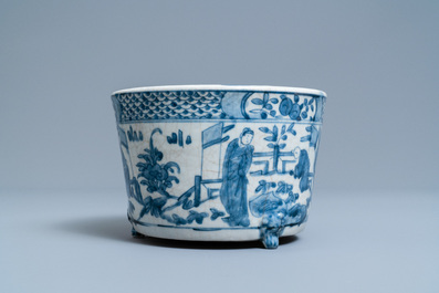 Een Chinese blauw-witte driepotige Swatow wierookbrander, Ming
