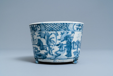 Een Chinese blauw-witte driepotige Swatow wierookbrander, Ming