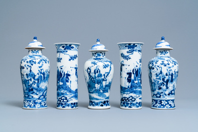 Een Chinees vijfdelig blauw-wit kaststel, Kangxi merk, 19e eeuw