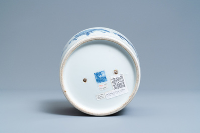 Une jardini&egrave;re en porcelaine de Chine en bleu et blanc &agrave; d&eacute;cor des 'Huit chevaux de Mu Wang', marque de Qianlong, 19&egrave;me