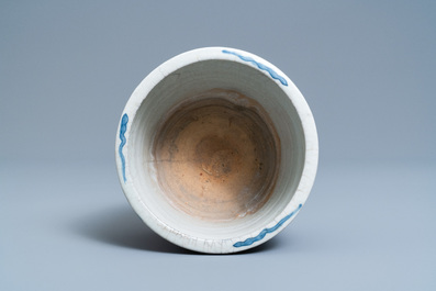 Een Chinese blauw-witte driepotige Swatow wierookbrander, Ming