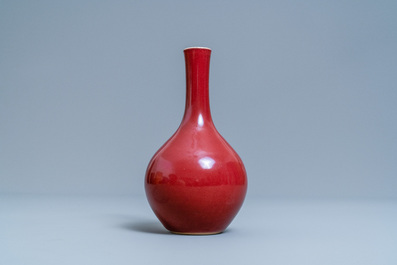 Un vase de forme bouteille en porcelaine de Chine sang de boeuf monochrome, Kangxi